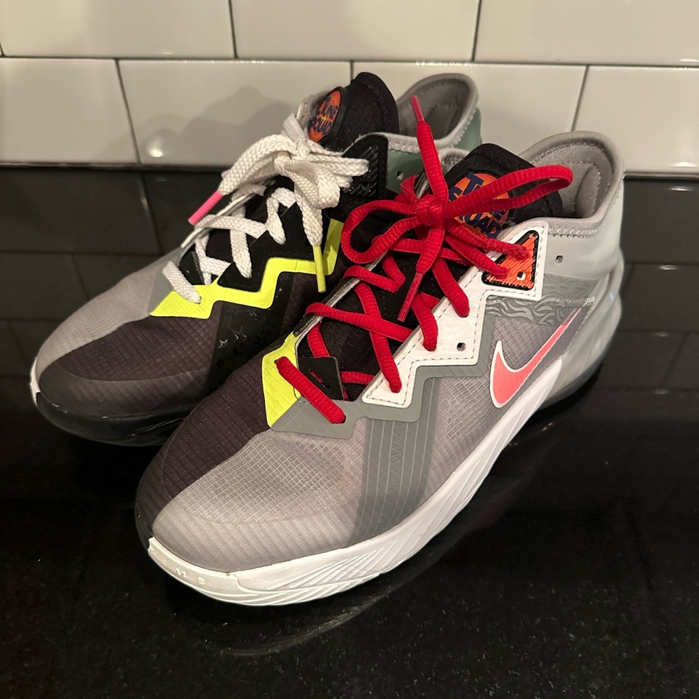 Nike LeBron 18 Low Bugs vs Marvin Tune Squad Basketball Shoes